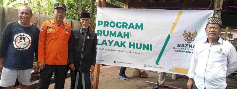 Baznas Barru Kembali Salurkan Program Bedah Rumah untuk Dhuafa