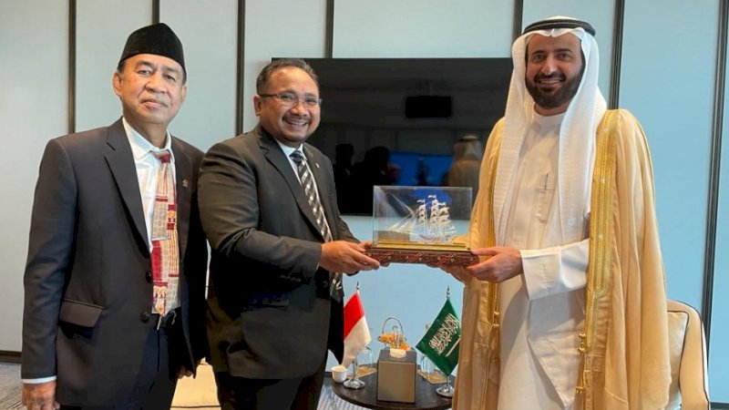 Menag Yaqut bertemu Menteri Haji Arab Saudi Tawfiq F. Al Rabiah, di Jeddah. (Foto: Kemenag RI)