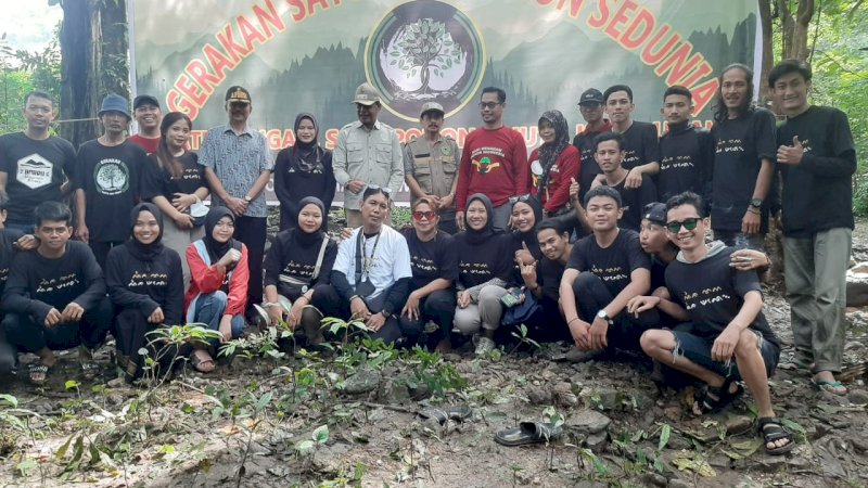 Wabup Barru Tanam Pohon Bareng Komunitas Pecinta Alam se-Sulselbar