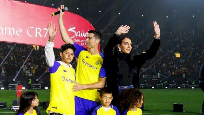 Cristiano Ronaldo bersama kekasihnya Georgina Rodriguez dan anak-anaknya (foto: Instagram/Cristiano Ronaldo)