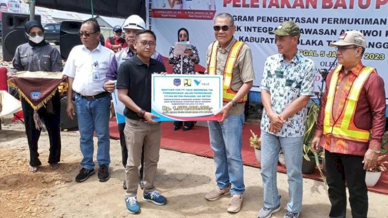 Peletakan batu pertama program Pengentasan Permukiman Kumuh Terpadu (PPKT)  Kawasan Anaiwoi, Kecamatan Tanggetada, Kabupaten Kolaka, Sulawesi Tenggara, Kamis (5/1/2023). (Foto: PT Vale Indonesia)