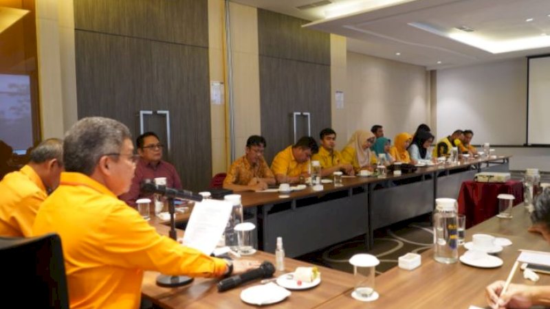 Ketua Ormas MKGR Sulsel, Taufan Pawe (TP), memimpin rapat pesiapan HUT MKGR bersama pengurus di Novotel Makassar Grand Shayla, Kota Makassar, Ahad (8/1/2023).