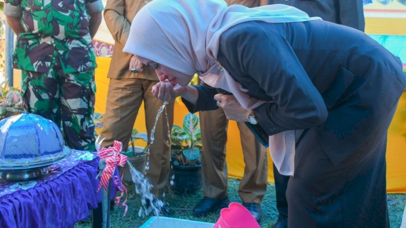 Bupati Luwu Utara, Indah Putri Indriani, saat peresmian sarana air bersih di Desa Muktisari, Kecamatan Bone-Bone, Kabupaten Luwu Utara, Sulawesi Selatan, Senin (9/1/2023).
