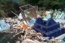 Ratusan Makam di Mallawa Barru Rusak Tersapu Gelombang Laut