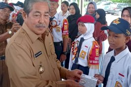 Ratusan Siswa SMP di Dua Pitue Terima Beasiswa PIP, Bupati Sidrap: Pergunakan untuk Kebutuhan Pendidikan