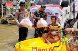 Personil Polsek Belawa dan Koramil Salurkan Paket Sembako Kapolda Sulsel