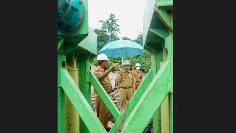 Wali Kota Parepare, Taufan Pawe, saat turun meninjau pembangunan jembatan alternatif atau jembatan kembar di Kelurahan Lumpue ke Kelurahan Bumi Harapan, Kota Parepare.