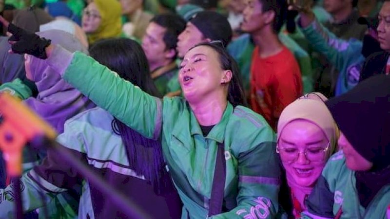 
Antusiasme para mitra Grab di Kota Bandung, Jawa Barat, saat penampilan Hydro Koplo pada acara HAJATAN Grab & OVO 2022.