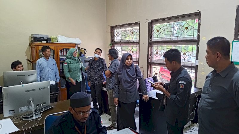 Anggota Bawaslu Sulsel, Saiful Jihad saat melakukan pengawasan verifikasi administrasi tahapan pencalonan perseorangan calon anggota DPD, di Masamba, Luwu Utara pada Senin (9/1/2023).