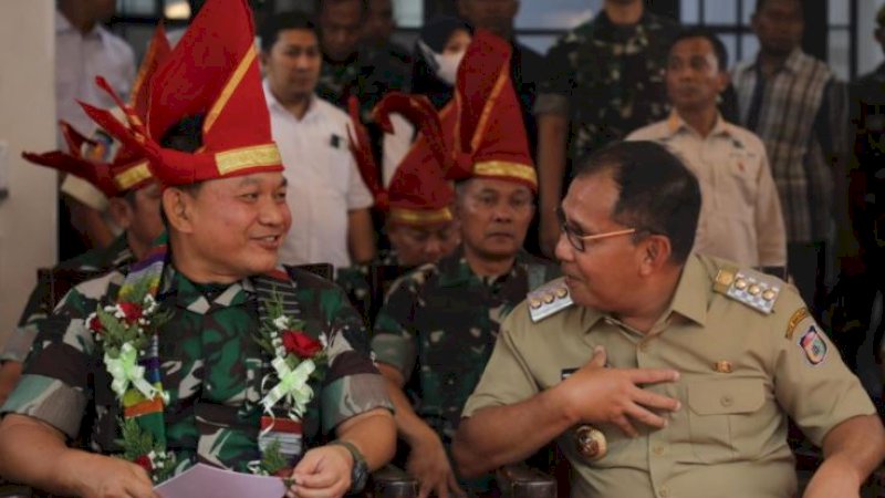 Kepala Staf TNI Angkatan Darat (KSAD) Jenderal TNI Dudung Abdurachman (kiri), bersama Wali Kota Makassar, Mohammad Ramdhan Pomanto (Danny).
