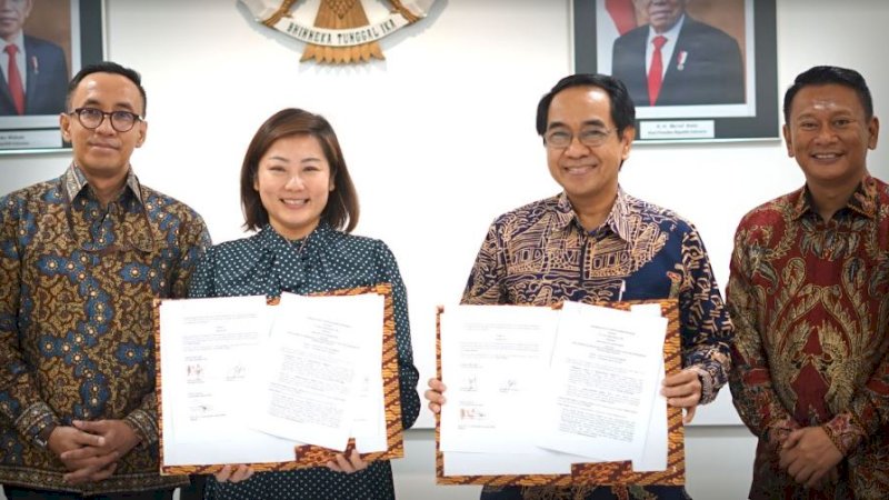 CEO PT Vale Indonesia, Febriany Eddy (kedua kiri), dan Rektor Universitas Hasanuddin (Unhas), Jamaluddin Jompa (kedua kanan), usai meneken perjanjian kerja sama di Kantor PT Vale, di Jakarta, Rabu (11/01/2023). (Foto: PT Vale Indonesia)