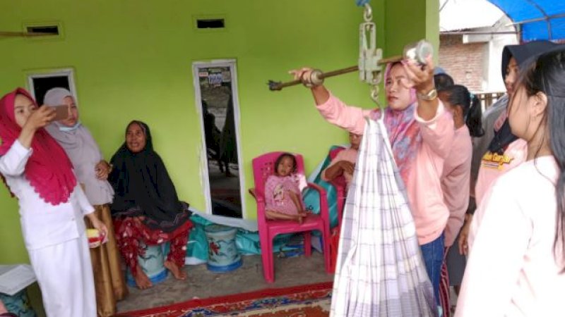 Relawan Mak Ganjar Sulawesi Selatan (Sulsel) menggelar penyuluhan ibu hamil (bumil) dan imunisasi buat balita di Posyandu Kecamatan Polongbangkeng Selatan, Kabupaten Takalar, Sulsel, Kamis (12/1/2023).