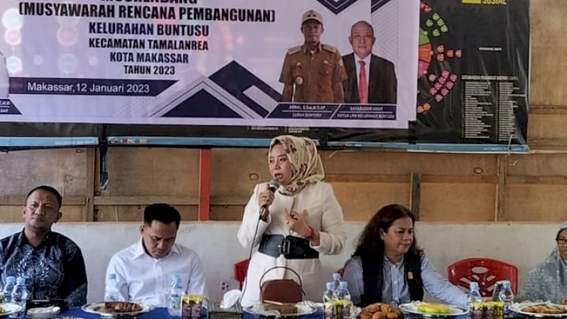 Anggota DPRD Makassar dari Partai Gerindra, Nunung Dasniar (berdiri)