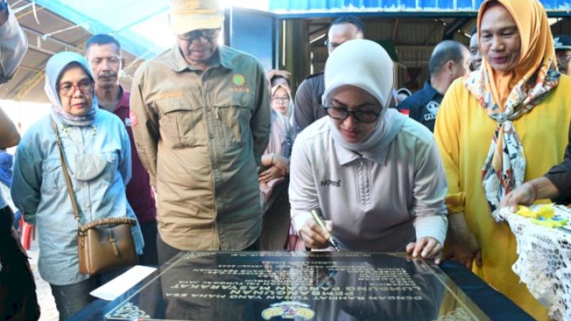 Bupati Luwu Utara, Indah Putri Indriani, meresmikan lumbung pangan masyarakat di Desa Sidobinangun, Kecamatan Tanalili, Jumat (13/1/2023).