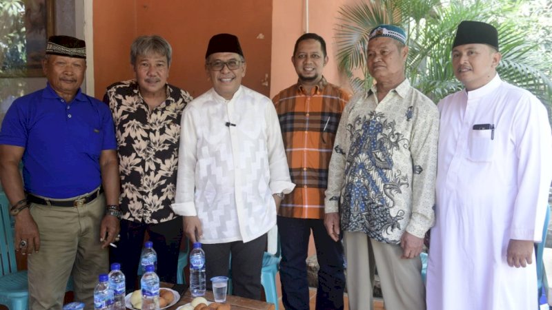 Ilham Arief Sirajuddin atau IAS (ketiga kiri) saat bersilaturahmi dengan ratusan warga Desa Gantarang, Kecamatan Kelara, Kabupaten Jeneponto, Jumat (13/1/2023).