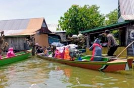 Kapolres Wajo Serahkan Bantuan Polda Sulsel ke Masyarakat Terdampak Banjir