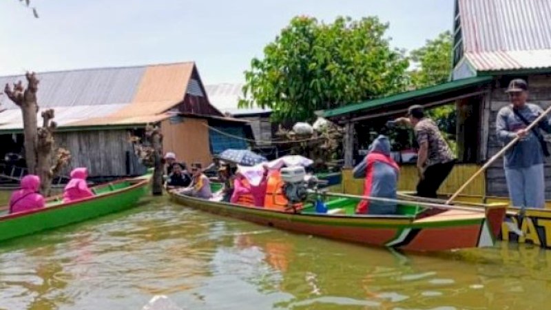 Jajaran Polres Wajo dan Bhayangkari mengunjungi lokasi terdampak banjir di Desa Limporilau, Kecamatan Belawa, Kabupaten Wajo, Jumat (13/01/2023).
