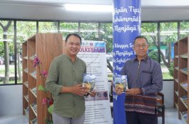 Rusdin Tompo Punya Kebiasaan Mendonasikan Buku