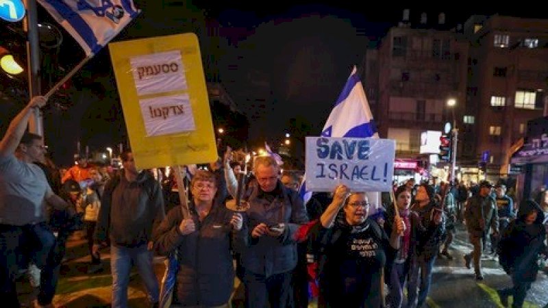 Setidaknya 20 ribu warga Israel turun ke jalan-jalan di Tel Aviv untuk menyuarakan penolakan mereka atas pemerintahan baru di bawah PM Benjamin Netanyahu. AFP/Ahmad Gharabli)