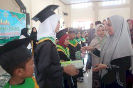 Wisuda Santri Se-Kecamatan Sabbang-Sabbang Selatan, Bupati Lutra: Jangan Berhenti Mengaji!