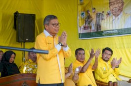 Taufan Pawe Serahkan Bantuan Golkar Sulsel ke Korban Bencana Alam Barru