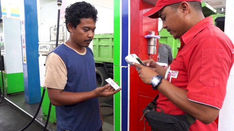 Operator SPBU memindai QR Code yang telah lolos validasi subsidi tepat MyPertamina saat transaksi solar subsidi. (Foto: Pertamina Regional Sulawesi)