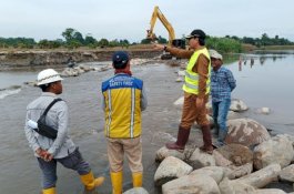 Tinjau Pekerjaan Penutupan Tanggul di Desa Polewali, Wabup Luwu Utara Apresiasi BBWSPJ