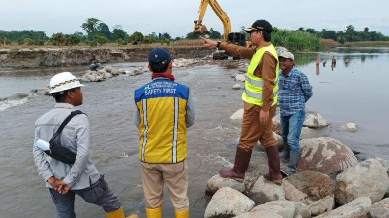 Tinjau Pekerjaan Penutupan Tanggul di Desa Polewali, Wabup Luwu Utara Apresiasi BBWSPJ