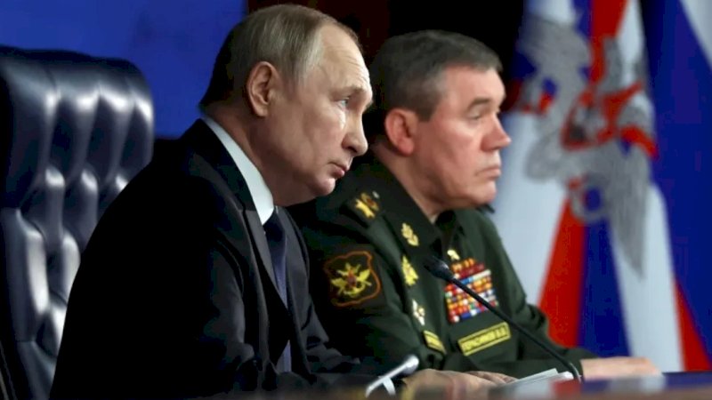 Presiden Rusia Vladimir Putin dan Kepala Staf Umum Angkatan Bersenjata Rusia Valery Gerasimov.
(Foto: Mikhail Kuravlev | Sputnik | Reuters)