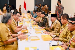 Momen Presiden Jokowi Makan Siang Bersama Forkopimda
