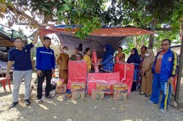 Pemkab Sidrap Serahkan Bantuan Korban Kebakaran Kalosi Alau