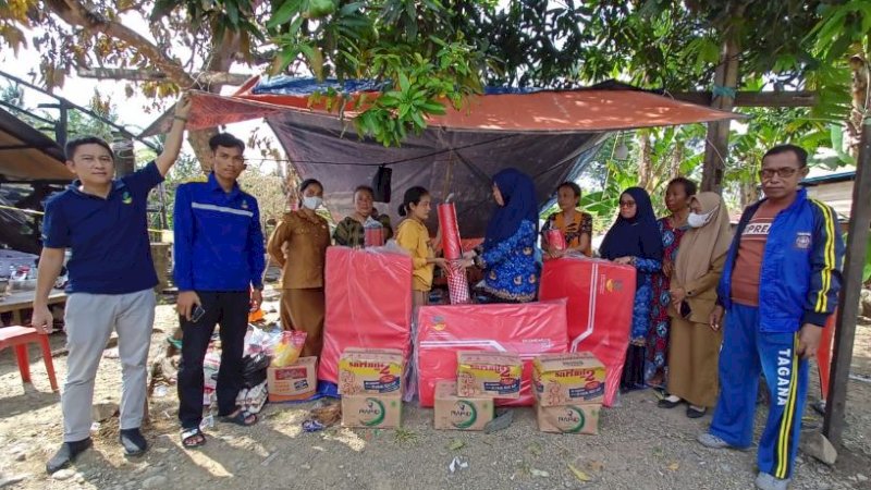Dinas Sosial (Dinsos) menyalurkan bantuan untuk korban musibah kebakaran di Desa Kalosi Alau, Kecamatan Dua Pitue, Selasa (17/1/2023).