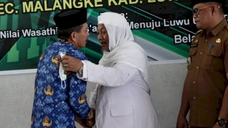 Sekretaris Daerah (Sekda) Kabupaten Luwu Utara, Armiadi (kiri), saat menghadiri Musyawarah Cabang (Muscab) V Pondok Pesantren (Ponpes) As’adiyah Belawa Baru di Dusun Belawa, Desa Pattimang, Kecamatan Malangke, Selasa (17/1/2023).