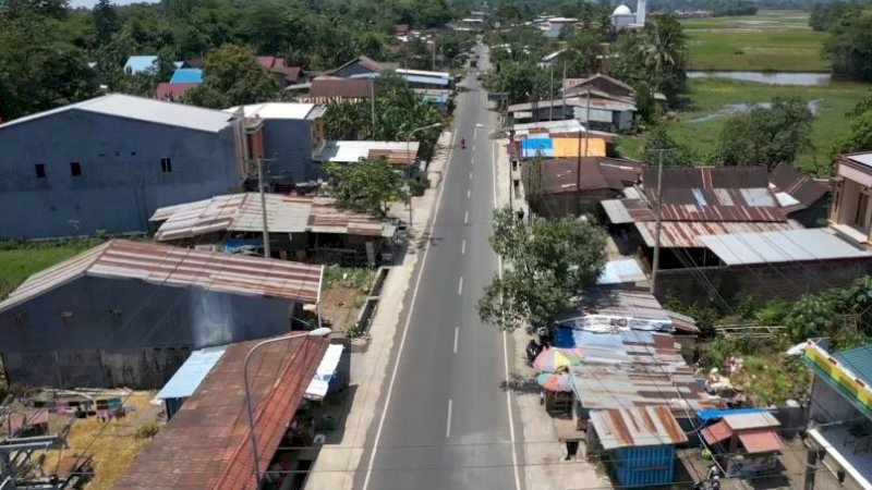 Penampakan ruas Burung-Burung - Bili-Bili di Kecamatan Pattallassang, Kabupaten Gowa, yang akhirnya rampung 100 persen.