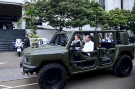 Presiden Jokowi dan Menhan Prabowo Jajal Kendaraan Taktis TNI Bernama Maung