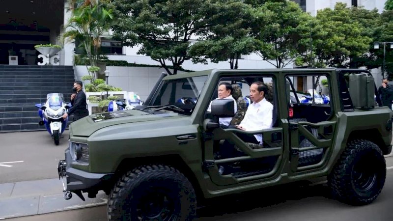 Presiden Joko Widodo (Jokowi) dan Menteri Pertahanan RI Prabowo Subianto saat menjajal kendaraan taktis operasional TNI bernama Maung. (Foto: Instagram Joko Widodo)