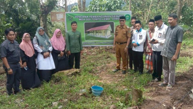 Peletakan baru pertama Madrasah Diniyah Awaliyah (MDA) Tompo Lemo-Lemo, Desa Harapan, Kecamatan Tanete Riaja, Kabupaten Barru, Sulawesi Selatan (Sulsel), Senin (16/1/2023).