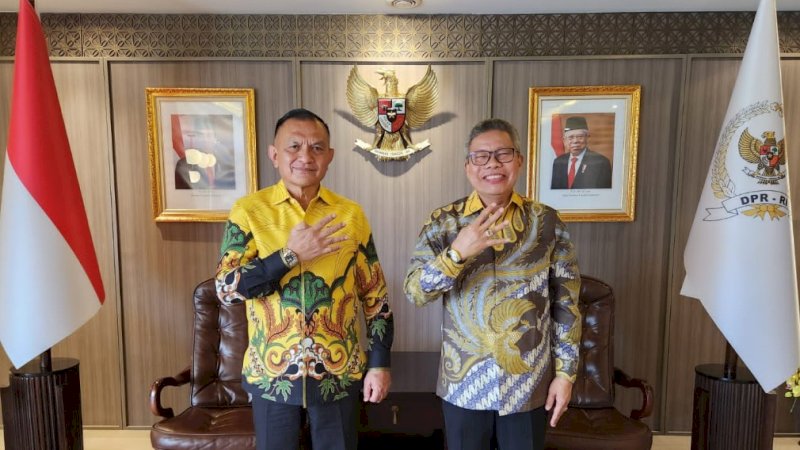 Sekretaris Jenderal (Sekjen) DPP Partai Golkar, Lodewijk Freidrich Paulus (kiri), bersama Ketua DPD I Golkar Sulawesi Selatan (Sulsel), Taufan Pawe.