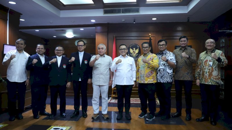 Menteri PANRB Abdullah Azwar Anas bersama Asosiasi Pemda dan BKN usai Rakor Kebijakan Penataan Tenaga Non-ASN, di Kantor Kementerian PANRB, Jakarta, Rabu (18/01).