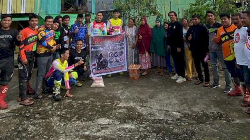 Komunitas Trail Barru Berbagi Sembako ke Korban Puting Beliung