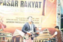 Ury Hibur Pengunjung Malam Pasar Rakyat di Palopo