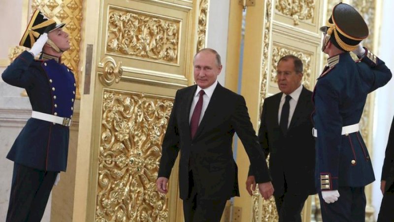 Presiden Rusia Vladimir Putin dan Menteri Luar Negeri Sergei Lavrov. Foto: Sergei Karpukhin/Pool Photo via AP, File