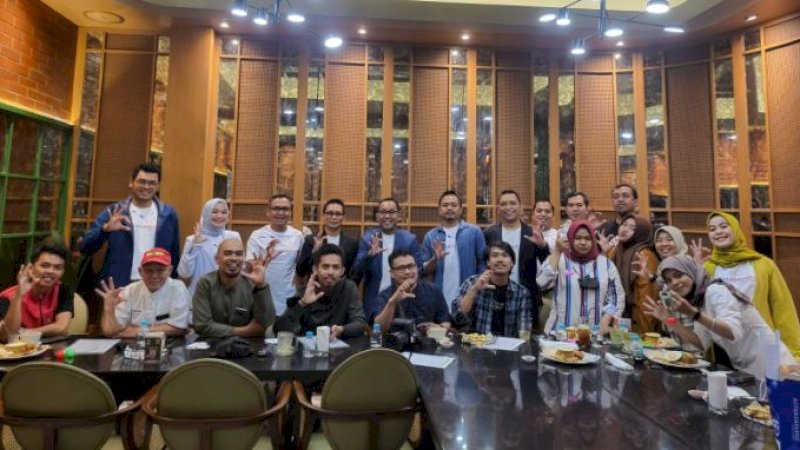 Jajaran manajemen Astra Daihatsu Makassar bersama awak media di salah satu kafe di Kota Makassar, Jumat (20/1/2023). 
