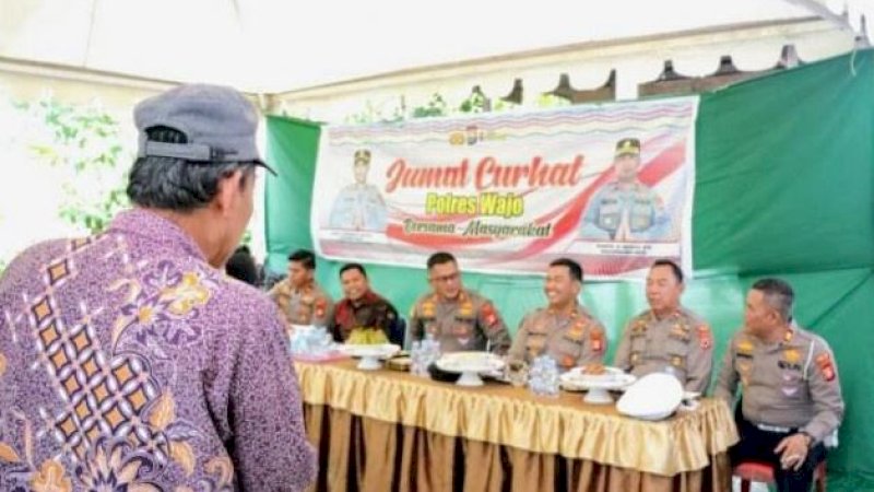 Program Jumat Curhat di halaman kediaman Kepala Desa Mannagae, Kecamatan Tanasitolo, Kabupaten Wajo, Jumat (20/01/2023).