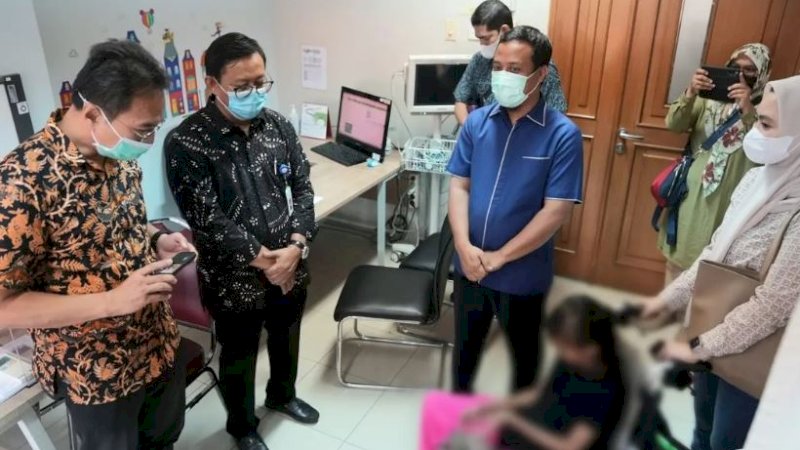 Gubernur Sulawesi Selatan (Sulsel), Andi Sudirman Sulaiman, saat menjenguk pasien asal Sulsel yang dirawat di Rumah Sakit Umum Pusat Nasional Dr. Cipto Mangunkusumo (RSCM), Jakarta, Jumat (20/1/2023).