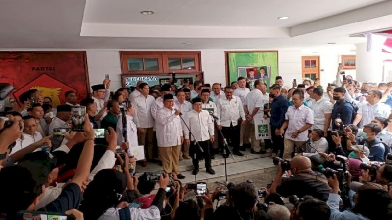 Ketua Umum Partai Gerindra Prabowo Subianto dan Ketua Umum PKB Muhaimin Iskandar (Cak Imin) meresmikan Sekretariat Bersama Partai Gerindra-PKB. Foto/MPI/Carlos Roy Fajarta
