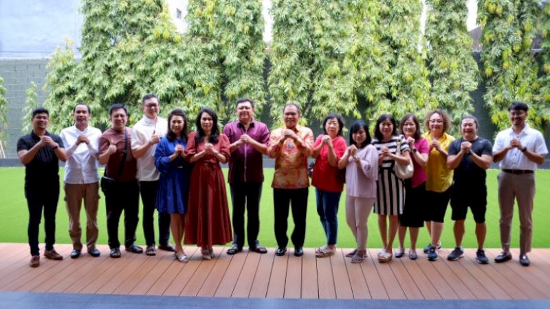 Wali Kota Makassar, Moh. Ramdhan Pomanto, menyambangi kediaman sejumlah tokoh Tionghoa pada perayaan Imlek tahun 2023, Senin (23/1/2023).