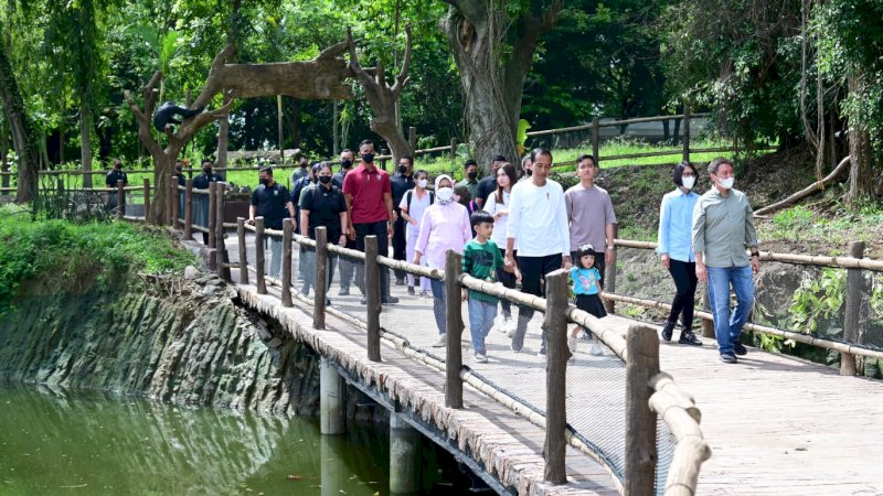 Presiden Jokowi saat mengunjungi kawasan wisata Solo Safari, Kota Surakarta, Jawa Tengah, Senin (23/01/2023). (Foto: BPMI Setpres/Muchlis Jr)
