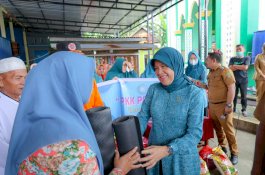 Tim PKK Barru Bawa Bantuan Untuk Korban Puting Beliung di Pancana