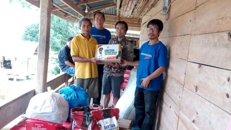 Tim Dinsos Tana Toraja menyalurkan bantuan logistik ke korban kebakaran dan angin puting beliung, Selasa (24/1/2023).